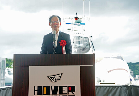 ホーバークラフトの就航式典であいさつする大分県の佐藤樹一郎知事=19日午前、大分市