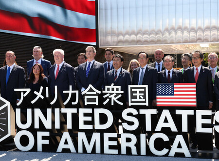 大阪・関西万博で開かれた米国の「ナショナルデー」の式典後、記念撮影するベセント米財務長官(前列左から4人目)、赤沢亮正経済再生担当相(同5人目)ら=19日午後、大阪市此花区