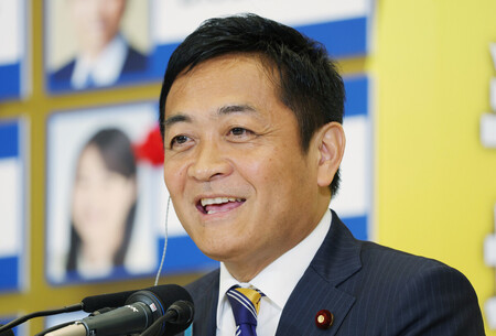 開票が始まり、取材に応じる国民民主党の玉木雄一郎代表=20日午後、東京都新宿区