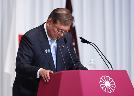 参院選から一夜明け、記者会見で頭を下げる自民党の石破茂総裁(首相)=21日午後、東京・永田町の同党本部