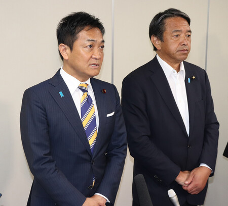 記者団の取材に応じる国民民主党の玉木雄一郎代表(左)=22日午前、東京都千代田区の連合会館