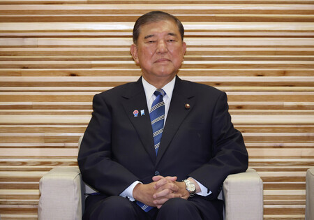 閣議に臨む石破茂首相=22日午前、首相官邸