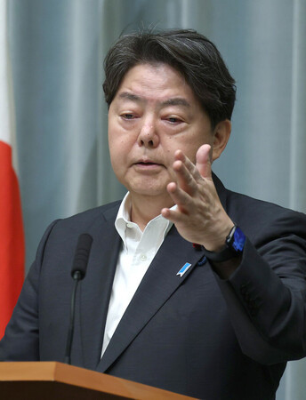 記者会見する林芳正官房長官=22日午前、首相官邸