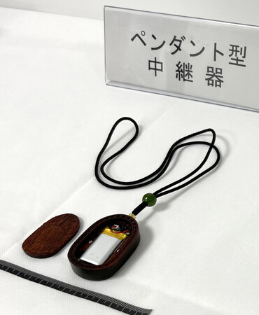 英語能力試験「TOEIC」のカンニングに使われたとみられる中継機器=22日午前、東京都千代田区