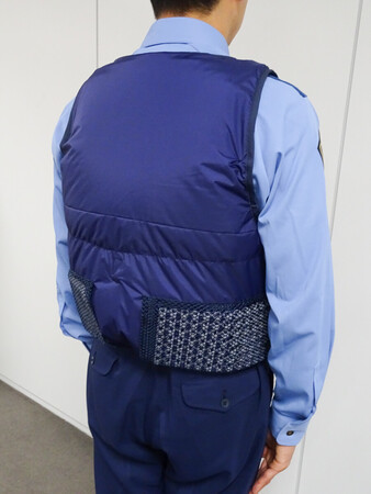 送風機付きベストを着用する警察官=10日、東京都千代田区