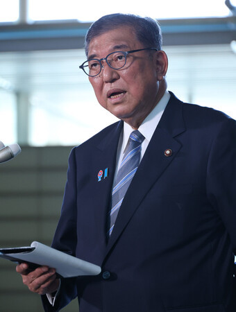 日米関税合意の内容を記者団に説明する石破茂首相=23日午前、首相官邸