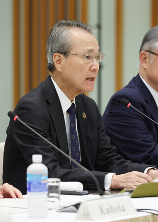 フォンデアライエン欧州委員長との会談であいさつする経団連の筒井義信会長=23日午後、東京都千代田区