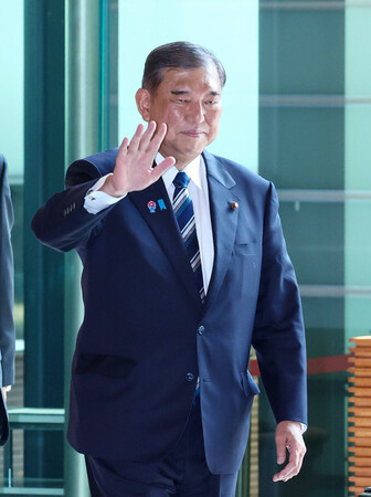 首相官邸に入る石破茂首相=25日午前、東京・永田町
