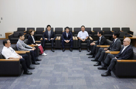ガソリン暫定税率廃止に向けた野党政策責任者会議。中央は立憲民主党の重徳和彦政調会長=25日午前、国会内