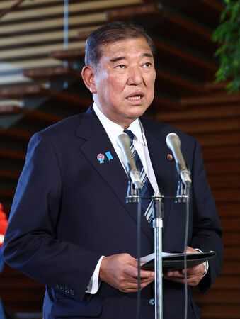 記者団の取材に応じる石破茂首相=25日、首相官邸
