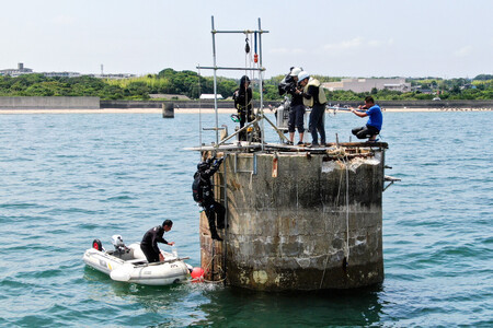 水没事故が起きた海底炭鉱「長生炭鉱」で遺骨の潜水調査が行われた「ピーヤ」と呼ばれる排気・排水筒=6月18日、山口県宇部市(小型無人機で撮影)