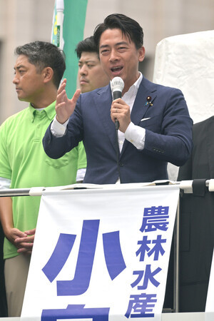 東京選挙区の自民党候補・武見敬三氏の応援演説をする小泉進次郎農林水産相=19日、東京都中央区