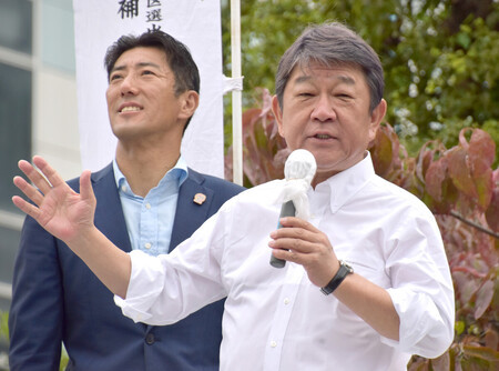衆院選の街頭演説をする自民党の茂木敏充前幹事長(右)=2024年10月、千葉県習志野市
