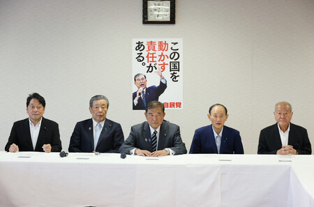 自民党役員会に臨む(左から)小野寺五典政調会長、森山裕幹事長、石破茂首相(党総裁)、菅義偉副総裁、鈴木俊一総務会長=29日午前、東京・永田町の同党本部
