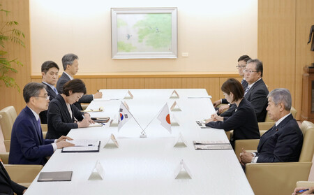 会談に臨む岩屋毅外相(右手前)と韓国の趙顕外相(左手前)=29日午後、外務省(代表撮影)