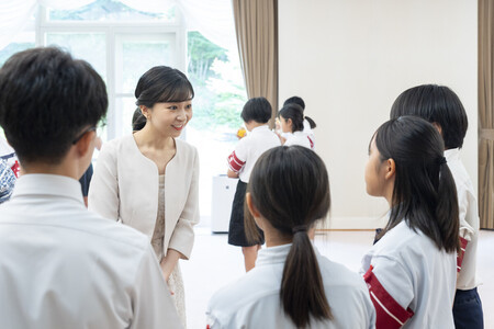 沖縄県から派遣された「豆記者」と面会される秋篠宮家の次女佳子さま=30日午前、東京都港区の赤坂御用地内の赤坂東邸(宮内庁提供)