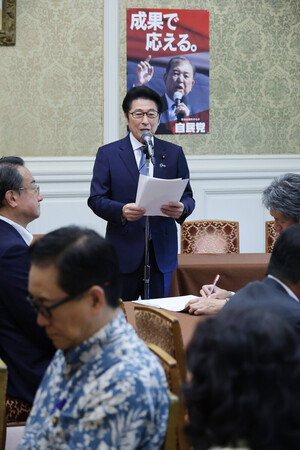 自民党参院議員特別総会で参院議員会長就任を承認され、あいさつする松山政司氏(中央)=30日午後、国会内