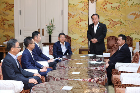 与野党国対委員長会談で発言する自民党の坂本哲志国対委員長(中央右)=30日、国会内
