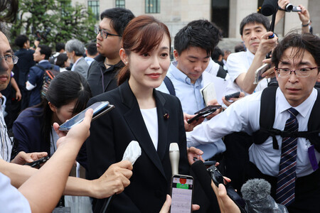 初登院し、報道陣の質問に答える参政党の塩入清香氏=1日午前、国会内