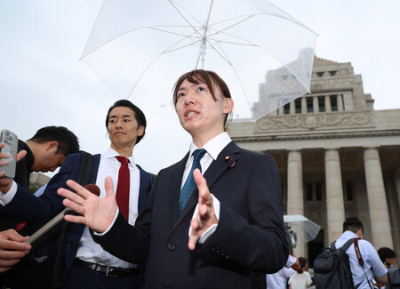 初登院し、報道陣の取材に応じるチームみらいの安野貴博氏=1日午前、国会内