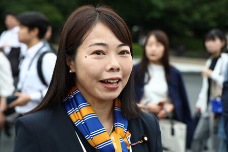 初登院する国民民主党の小林さやか氏=1日午前、国会正門