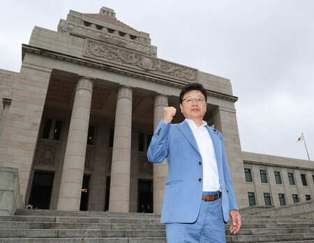 初登院し、記念撮影に応じる日本保守党の北村晴男氏=1日午前、国会内