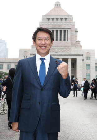 初登院し、記念撮影に応じる自民党の鈴木大地氏=1日午前、国会内