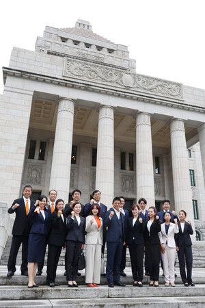 第218臨時国会が召集され、記念撮影する参政党の議員ら。前列中央は神谷宗幣代表=1日午前、国会内
