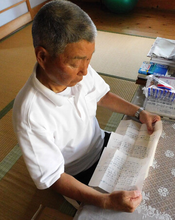 日航ジャンボ機墜落事故で犠牲となった辻昌憲さんからの手紙を読み返す板鼻昭さん=7月24日、前橋市
