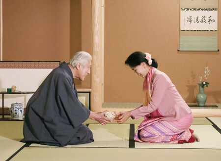 茶道裏千家前家元の千玄室さん(左)に、自らたてたお茶を差し上げるミャンマー民主化運動指導者のアウンサンスーチー氏=2013年4月、京都市