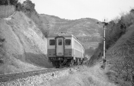 1970年、静岡県浜松市の西気賀―寸座駅間を走る国鉄二俣線(天竜浜名湖鉄道提供)