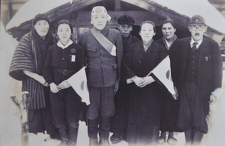 出征前の西倉勝さん(左から3人目)と家族(本人提供)
