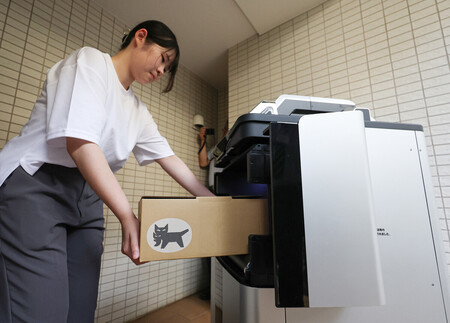 ヤマト運輸の実証実験で対面配達を行う自動配送ロボット=22日午後、千葉県浦安市