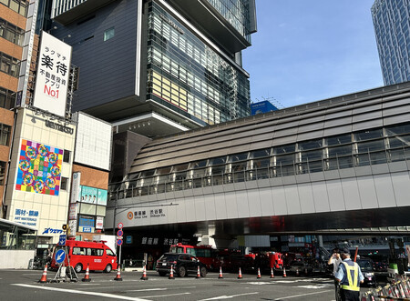 催涙スプレーのようなものがまかれた「渋谷ヒカリエ」(奥)=23日午後、東京都渋谷区