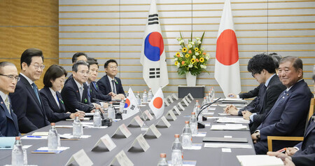 韓国の李在明大統領(左から2人目)と会談する石破首相(右端)=23日午後、首相官邸(代表撮影)