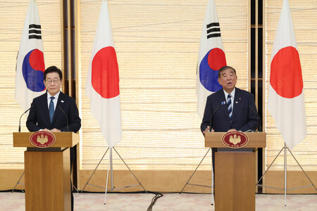 日韓共同記者発表で発言する石破茂首相(右)。左は韓国の李在明大統領=23日午後、首相官邸