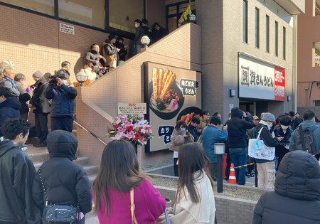 「資さんうどん」両国店(すかいらーくホールディングス提供)