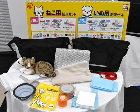 アイリスオーヤマが新たに発表したペット専用の防災セット=7日、東京都港区