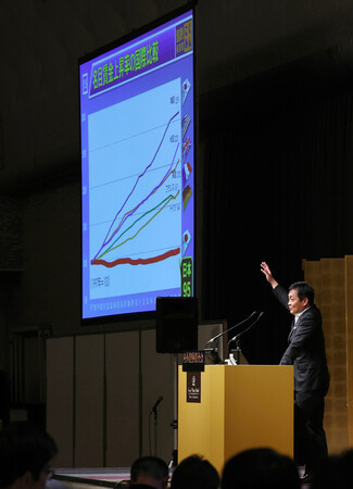 内外情勢調査会で講演する国民民主党の玉木雄一郎代表=1日午後、東京都港区