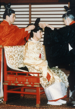 「加冠の儀」に臨み、燕尾纓(えんびのえい)の冠を着けられる秋篠宮さま=1985年11月、皇居・宮殿「春秋の間」(宮内庁撮影)