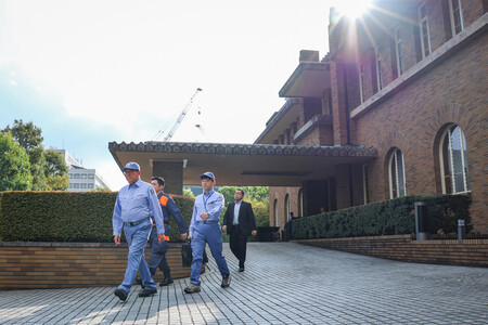 防災服を着用して首相公邸を出る石破茂首相(左端)=1日午前、東京・永田町