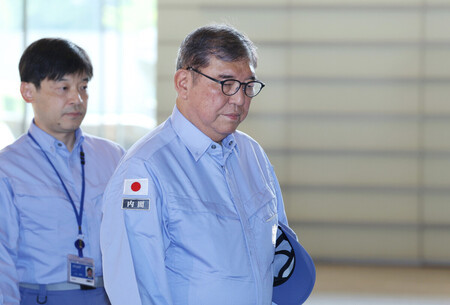 首相官邸に入る石破茂首相=1日午前、東京・永田町