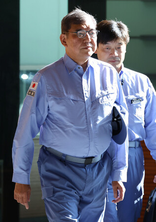 首相官邸に入る石破茂首相=1日午前、東京・永田町