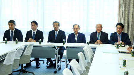 自民党の参院選総括委員会に臨む森山裕幹事長(中央左)ら=2日午前、東京・永田町の同党本部