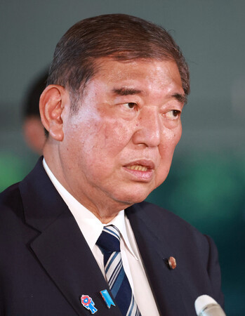 自民党両院議員総会を終え、取材に応じる石破茂首相=2日午後、首相官邸
