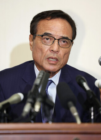記者会見する経済同友会の新浪剛史代表幹事=3日午後、東京都千代田区