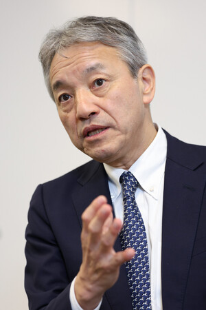 インタビューに答えるヨーク・ホールディングスの石橋誠一郎社長=3日、東京都葛飾区