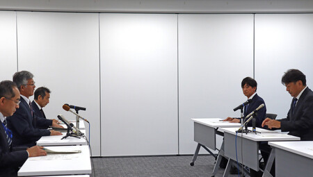 新潟県柏崎市の桜井雅浩市長(左から2人目)と面会する東京電力ホールディングス(HD)の小早川智明社長(右端)=4日午前、同市