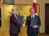 握手する岩屋毅外相（右）とオーストラリアのウォン外相＝５日午後、東京都港区