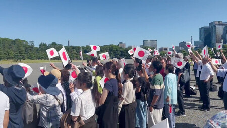 成年式に臨まれる秋篠宮家の長男悠仁さまを祝福するため、皇居前広場に集まった人たち=6日午前、東京都千代田区